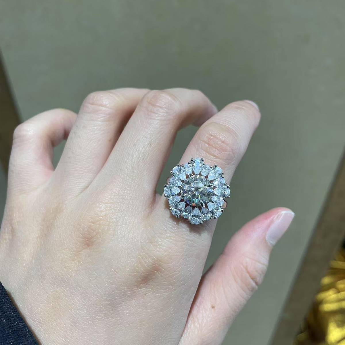 群镶璀璨女戒S925银镀白金定制选款主石莫桑钻2.5ct/副石高碳钻